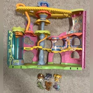 Littlest Pet Shop Round and Round Pet Town with 6 Pets